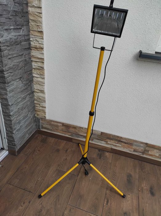 Reflektor halogenowy 1xmax 500W na statywie firmy Volteno.