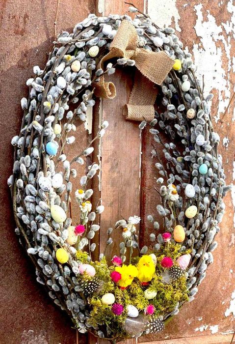 Весенний пасхальный венок из живых котиков вербы, сухоцветов и мха