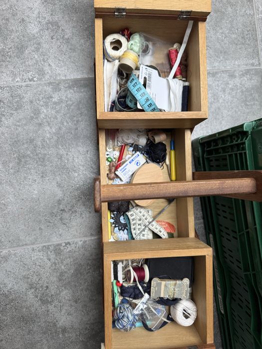 Drewnianka skrzynka z przyborami krawieckimi