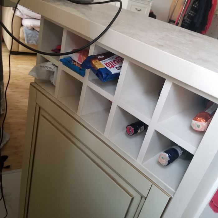 Барная стойка с встроенным холодильником и 3 барных стула