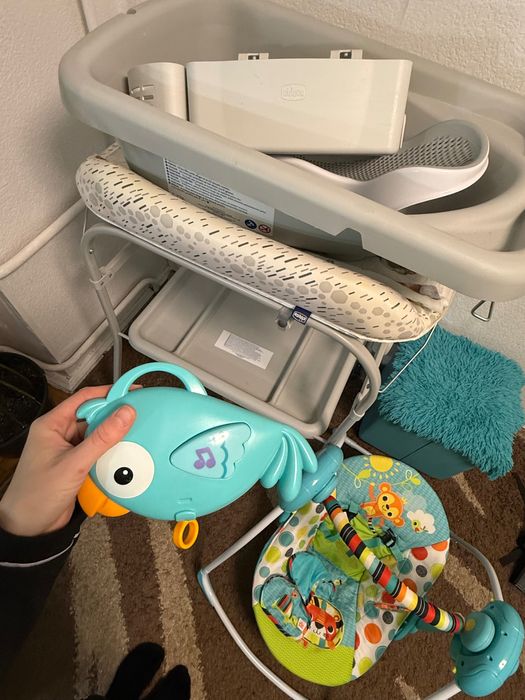 Пеленальний столик+ Ванночка та заколисуючий центр+подаруночок