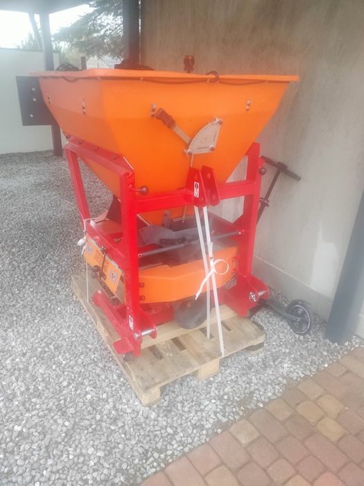 Nowa Posypywarka  do piasku ,nawozu rozsiewacz dexwal