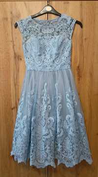 Błękitna balowa sukienka tiulowa z rękawkiem za kolano