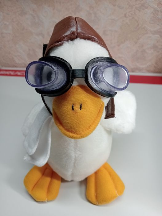 М'яка іграшка качка пілот