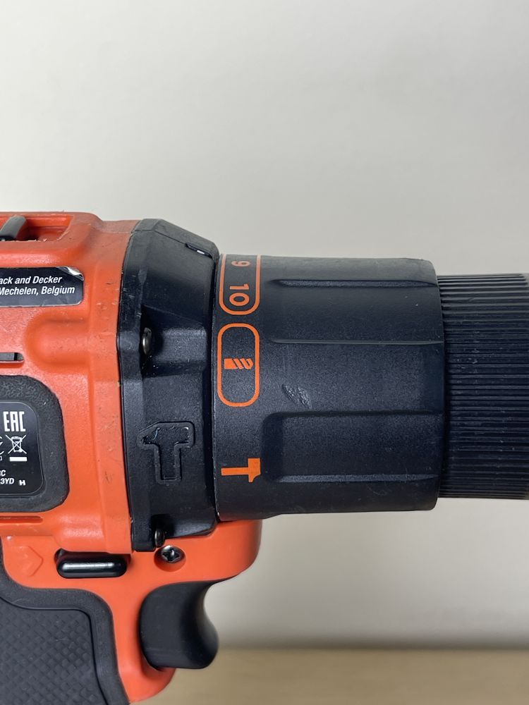 Wiertarko-wkrętarka udarowa Black Decker BCD700S aku + ładowarka