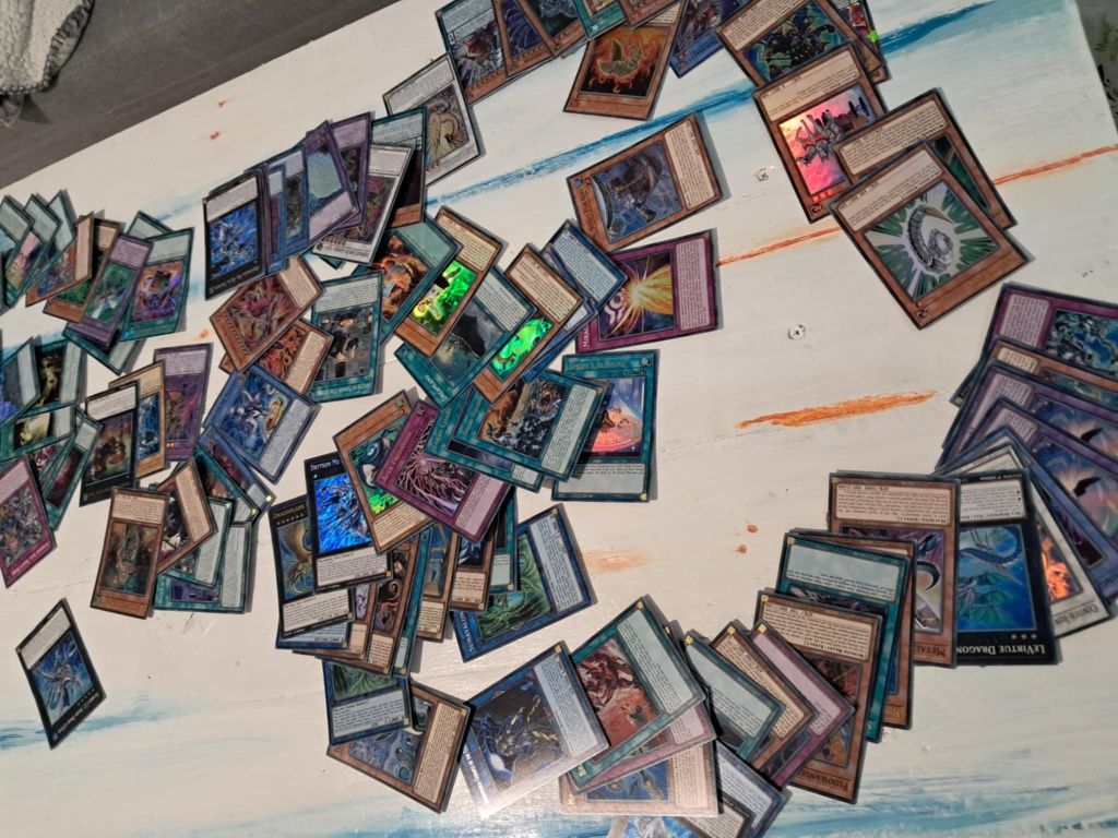 Około 4915 sztuk Karty kolekcjonerskie Yu-Gi-Oh!