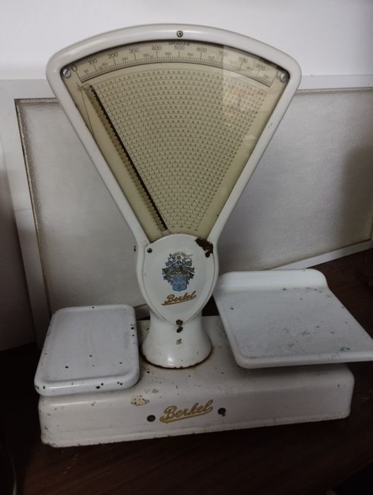 Balança em cor branco vintage