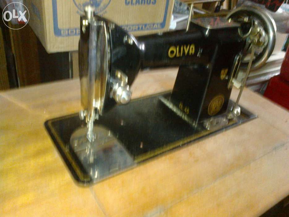 Maquina de costura OLIVA a funcionar