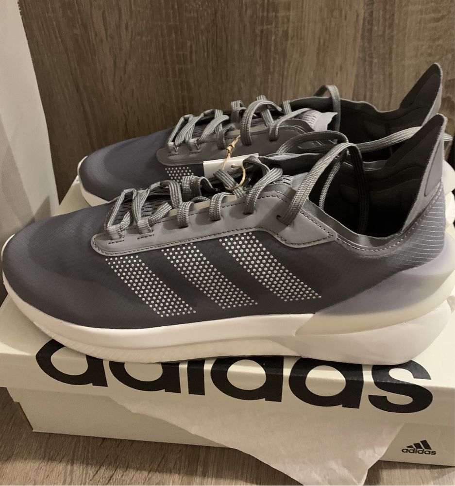 Кросівки adidas avrin 44р.