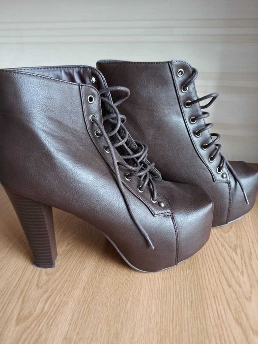 Buty na platformie wiązane za kostkę