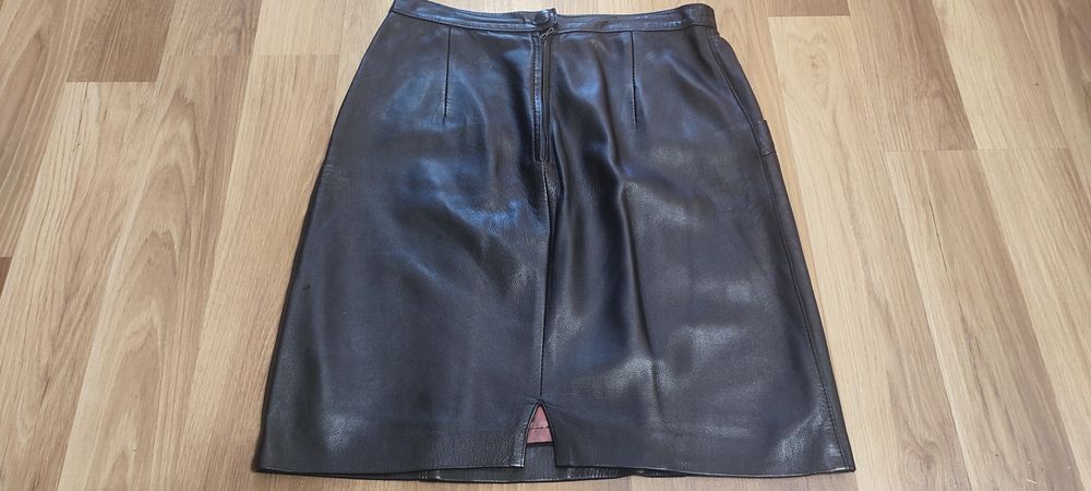 Чорна шкіряна спідниця
