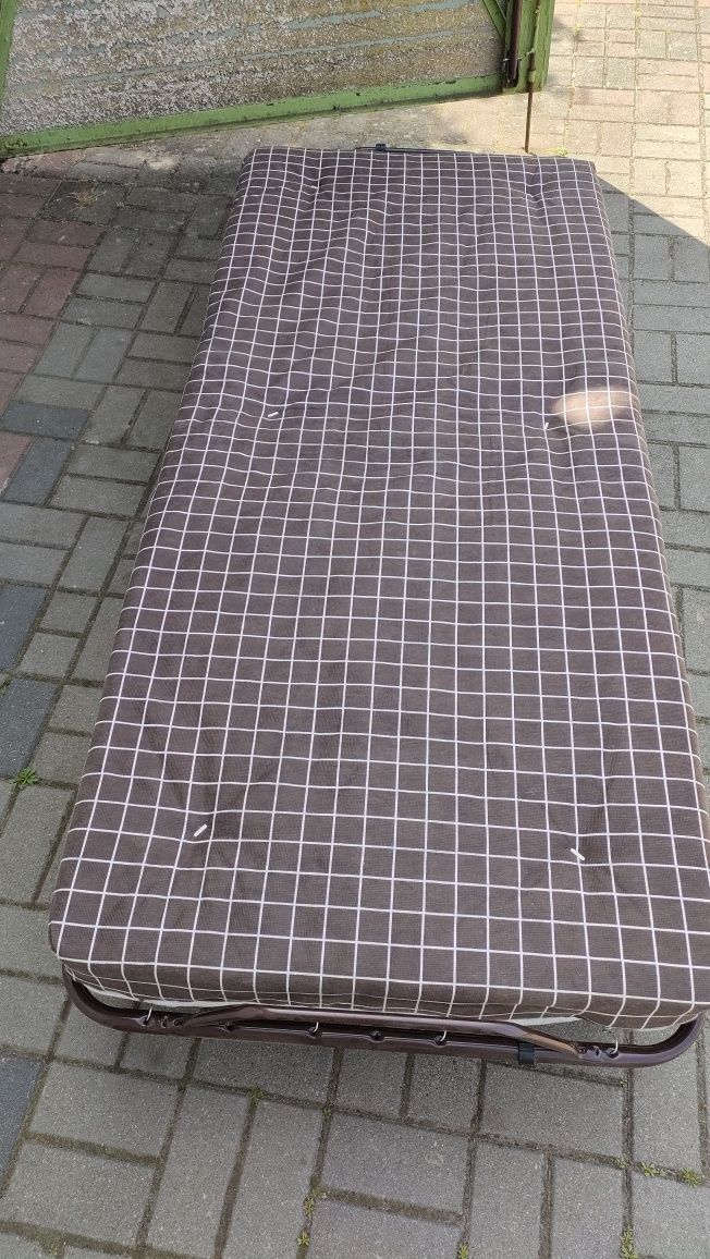 Łóżko polowe z materacem składane