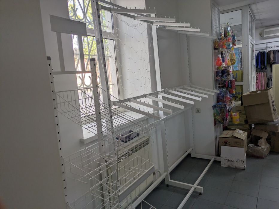 Металевий стелаж для одягу