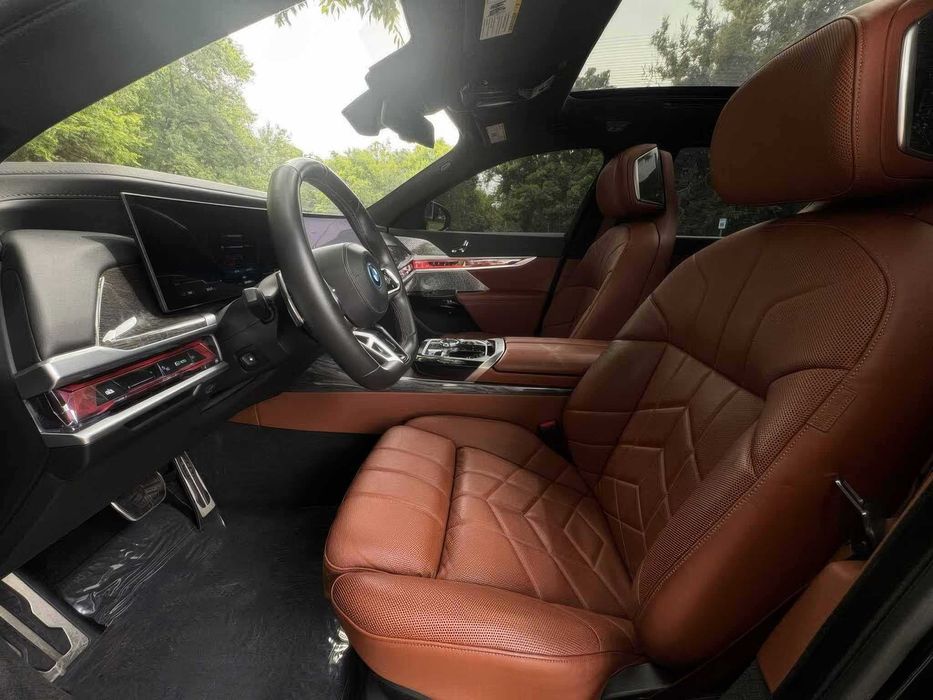 BMW i7 M70      2024