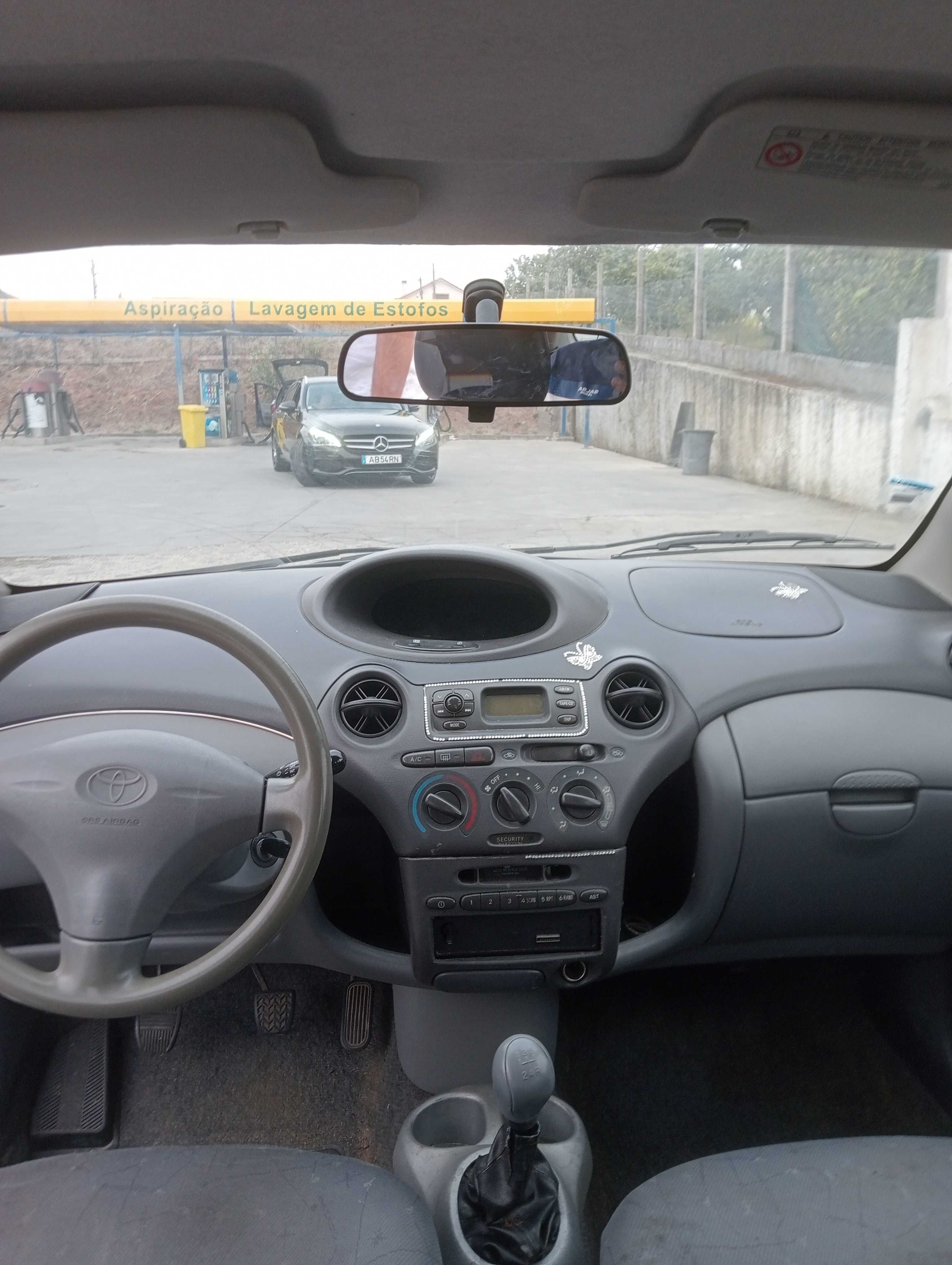 Toyota Yaris a gasolina de 5 lugares ano 2000