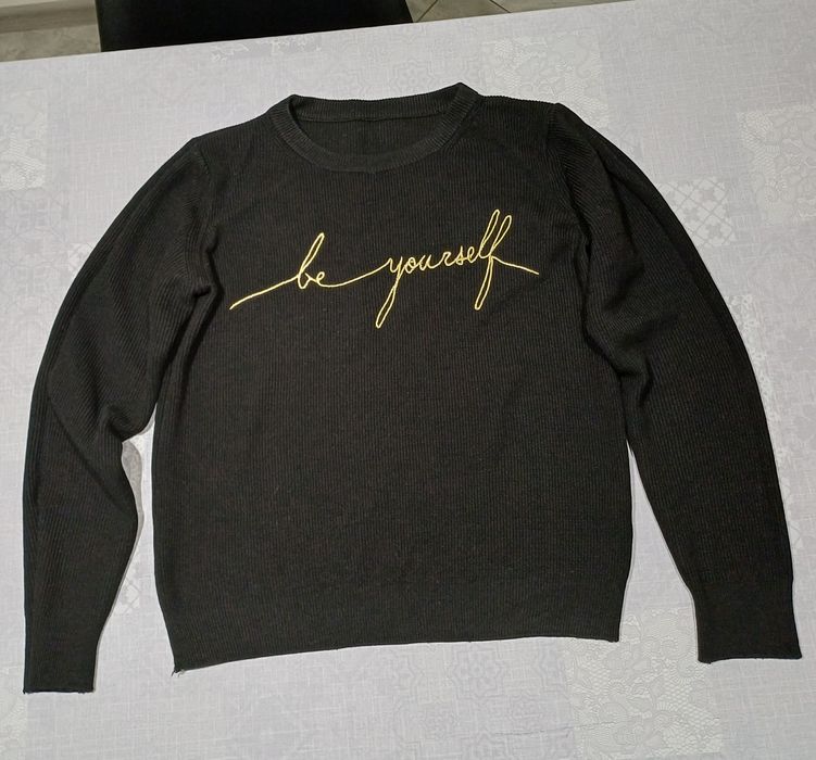 Чорний жіночий светр