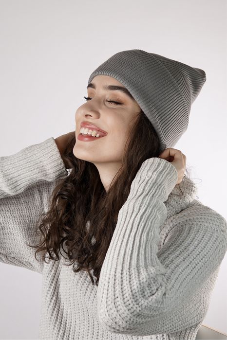Мʼяка однотонна шапка з відворотом в рубчик, демісезон