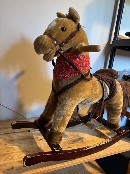 Koń na biegunach, używana zabawka dla dziecka
