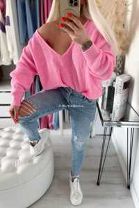 Różowy neonowy sweter