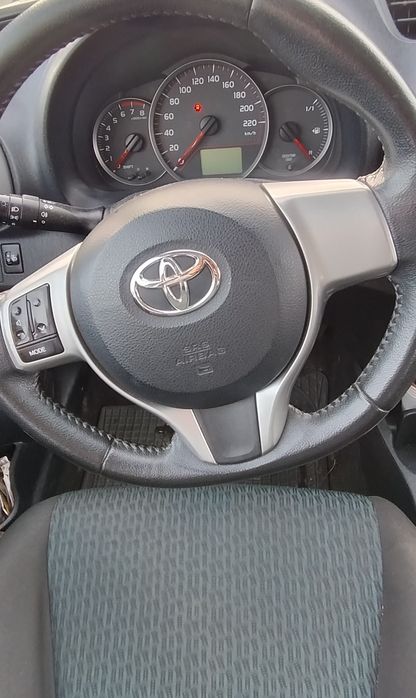 Toyota Yaris 2,,szkodzony prawy zderzak