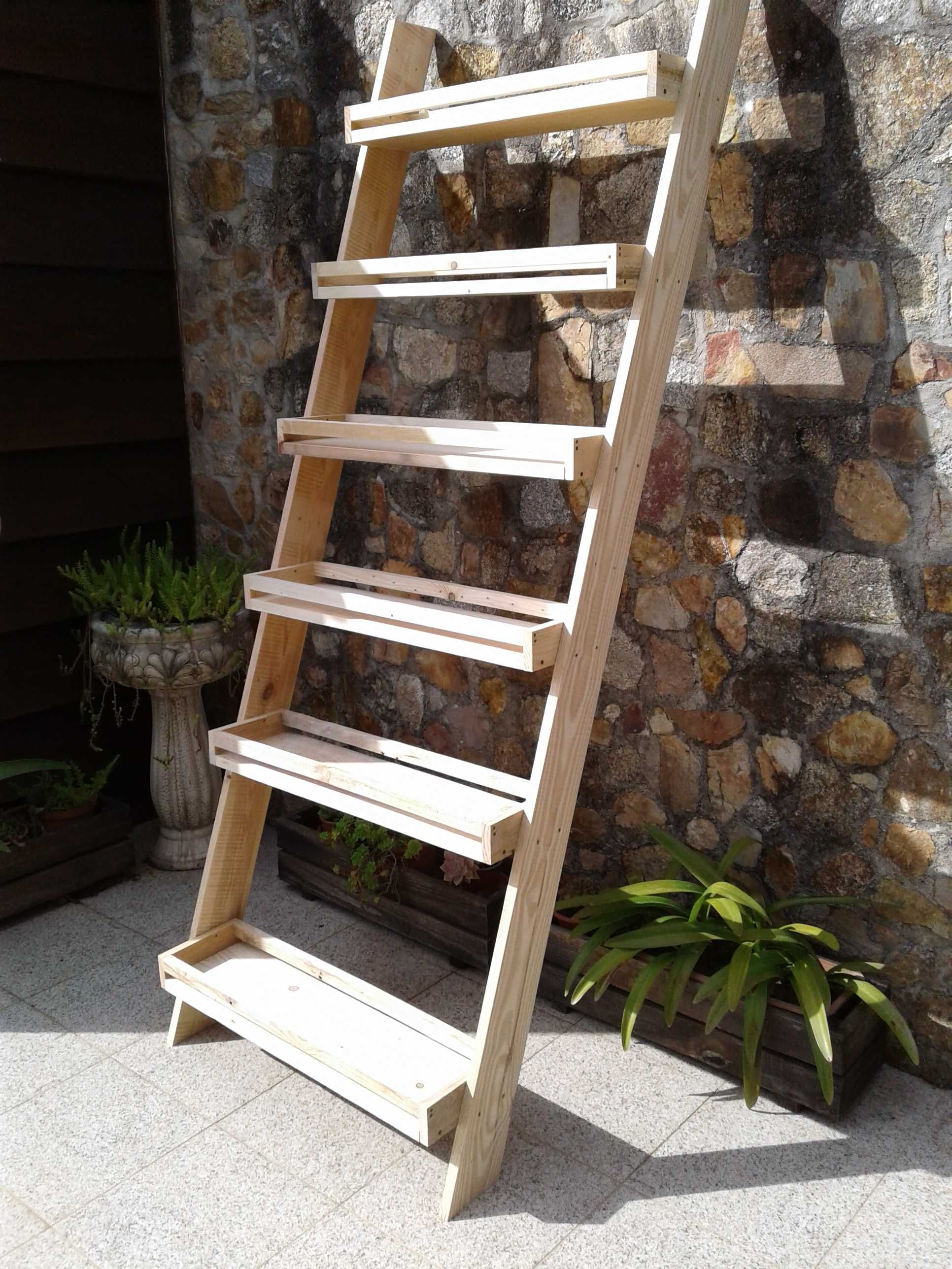 Estante em madeira