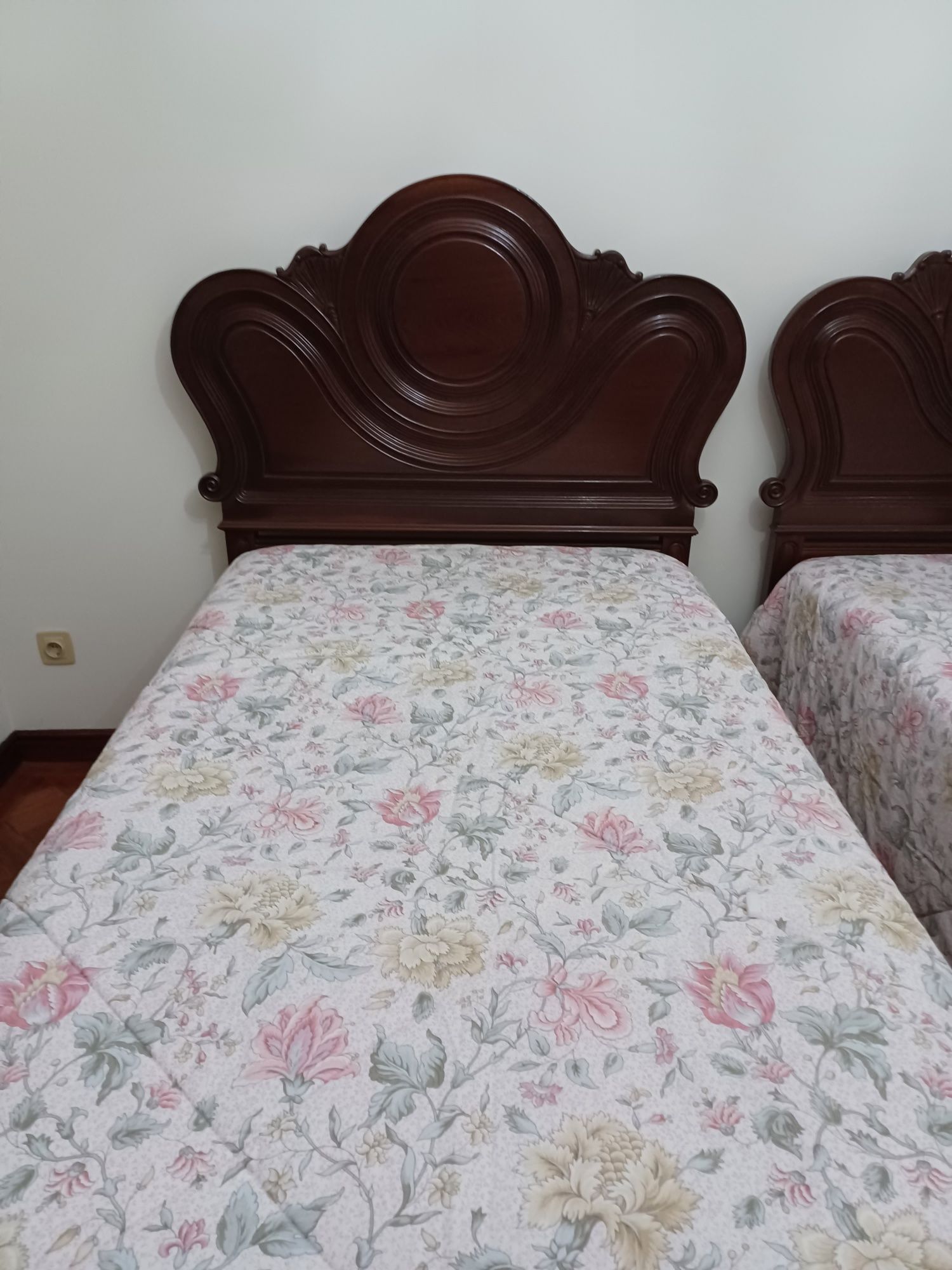 Mobilia quarto 2 camas.