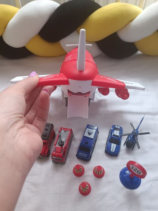 Samolot transportowy strażacki dla dziecka z samochodami