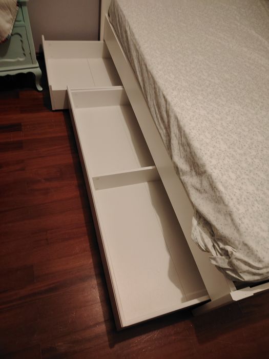 Cama branca com arrumação Songesang do Ikea