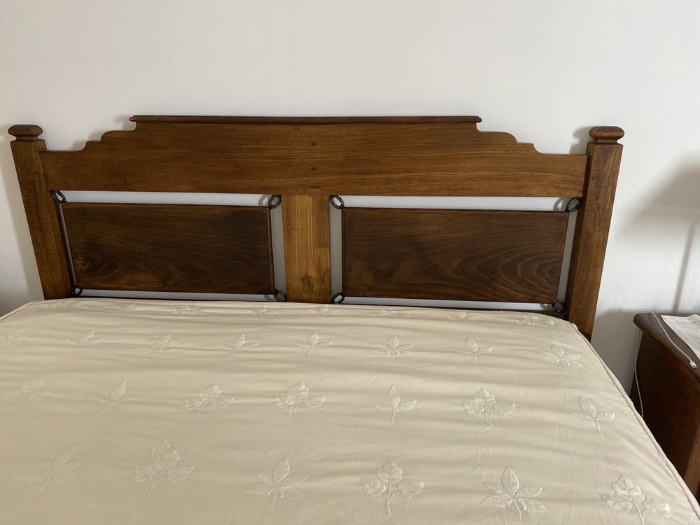 Cama de casal  em madeira maciça