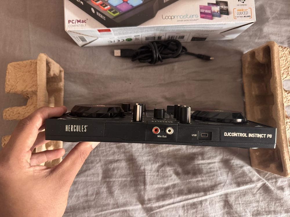 Mesa de DJ Hercules Instinct P8