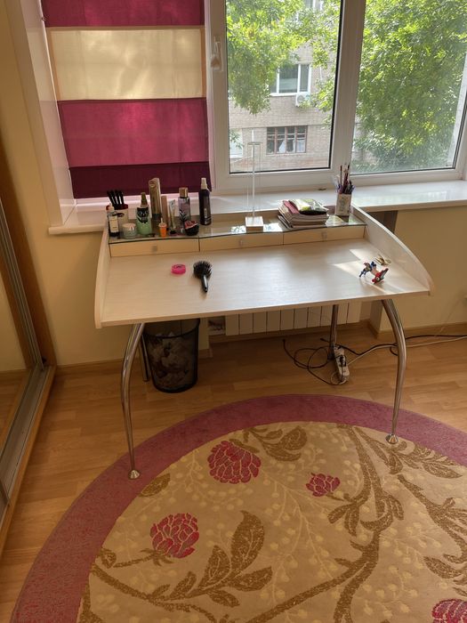 Стол, пенал, тумба , ковер