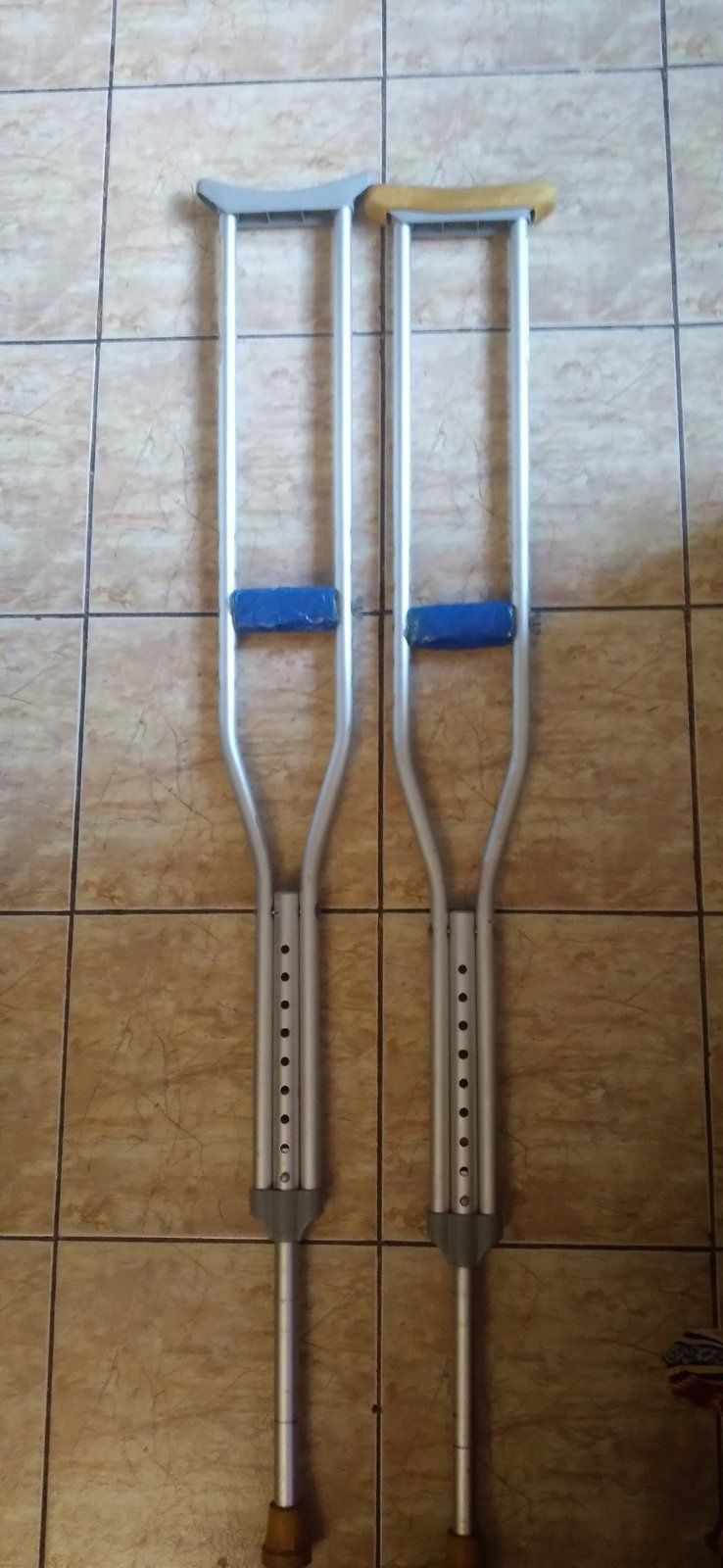 Продам алюминивые костыли