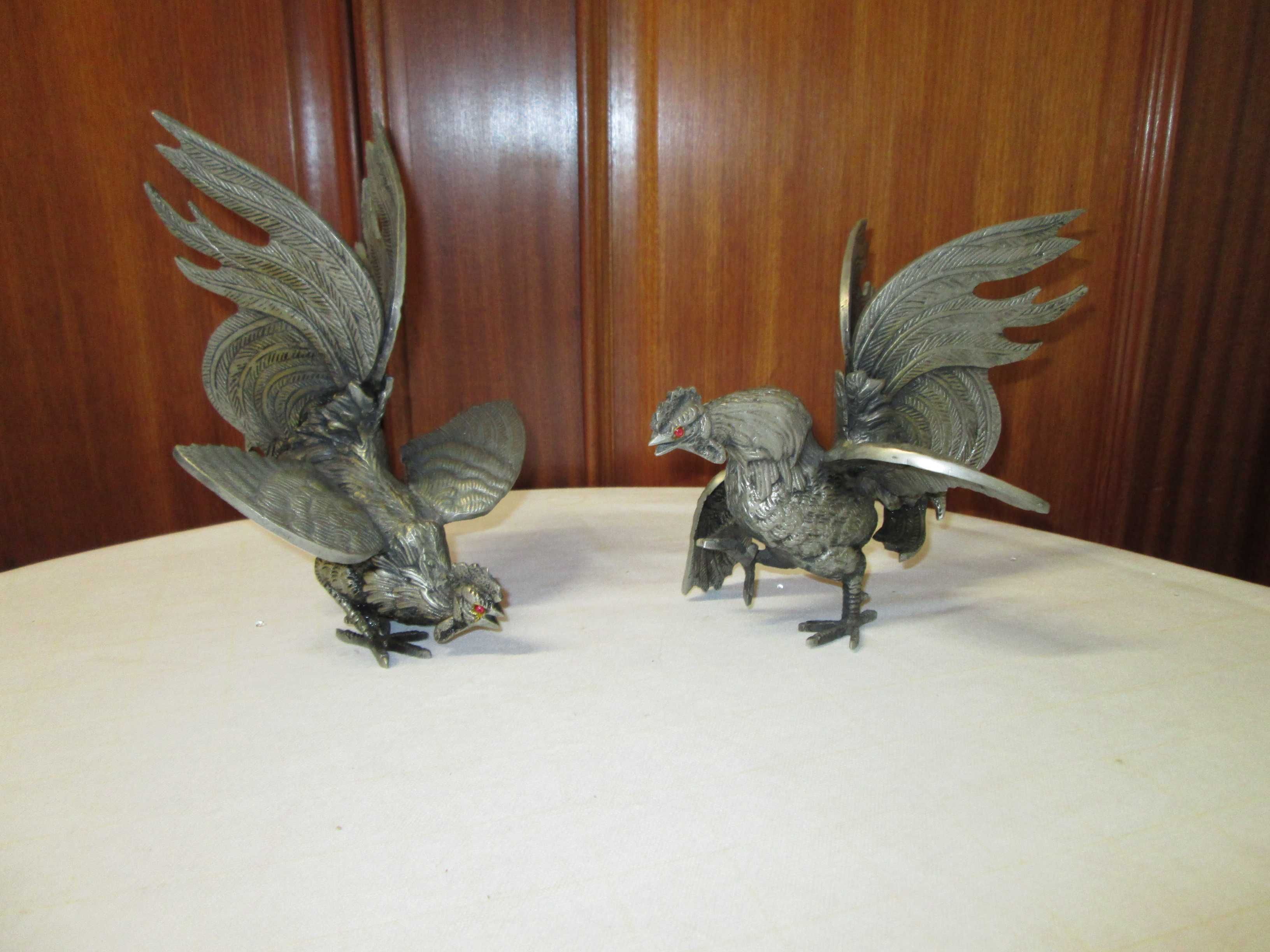 2 Estatuetas em Metal - Par de Galos em Luta