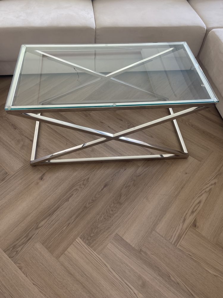 Szklany srebrny stolik w stylu glamour