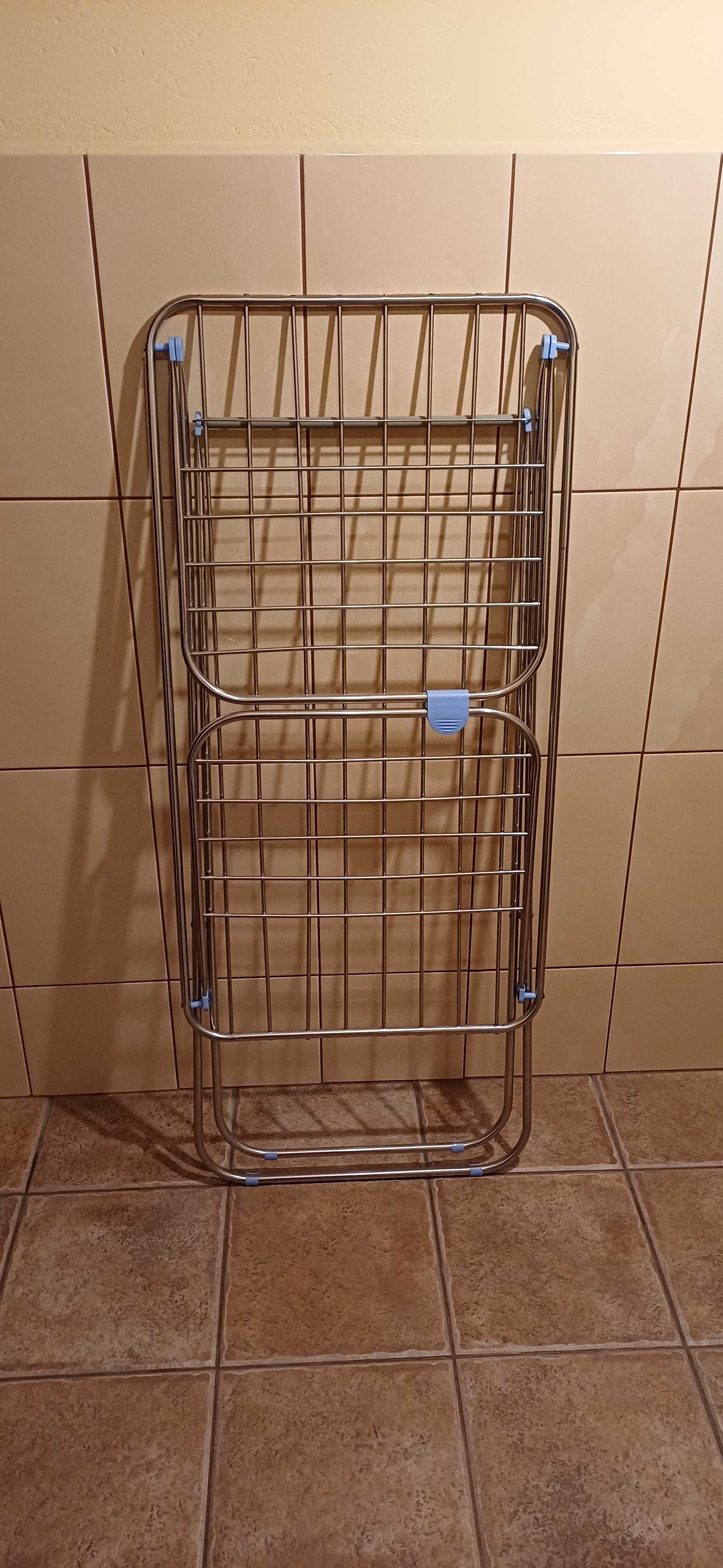 Suszarki metalowe na bieliznę.