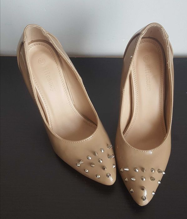 Czółenka nude lakierowane z ćwiekami 38