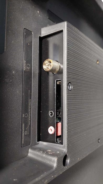 Телевізор KIVI32H5000GU пошкоджений екран.