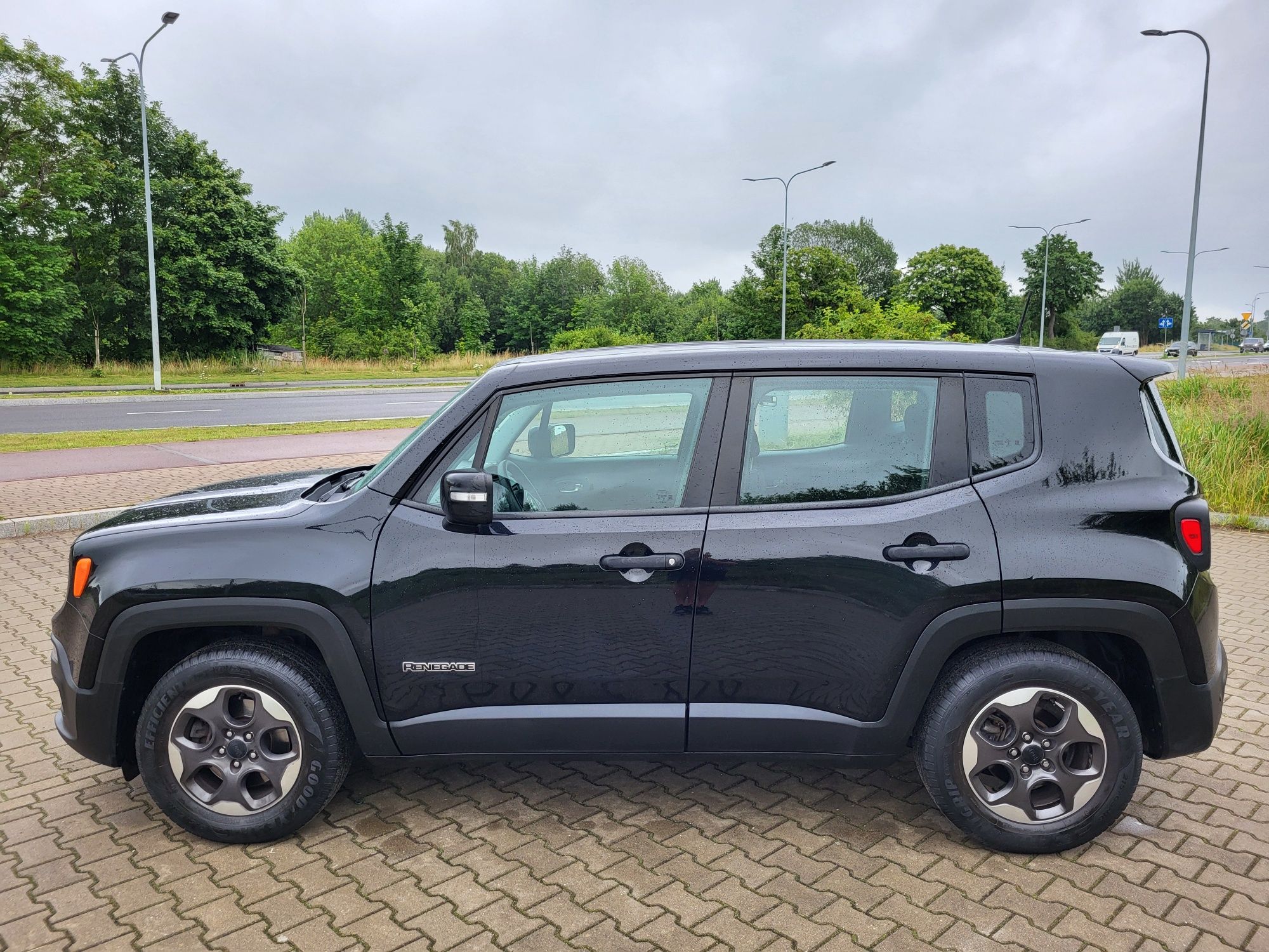 Jeep Renegade 1.6 benzyna 120 km,przebieg 37000 km Polski salon