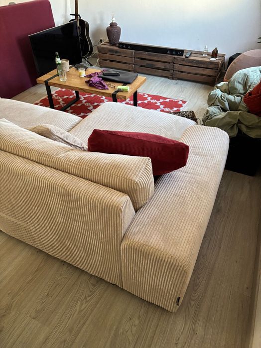 Sofá bege de veludo cotelê