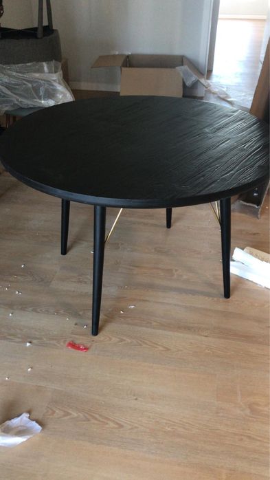 Mesa de jantar redonda de carvalho, acabamento charcoal (sem cadeiras)