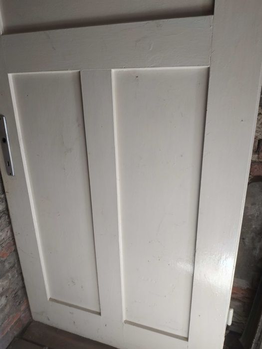 Trzy sztuki solidnych drewnianych drzwi