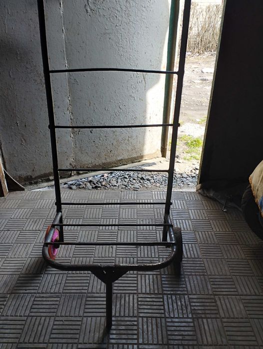 Тачка (тележка).Стул мягкий ,лак.