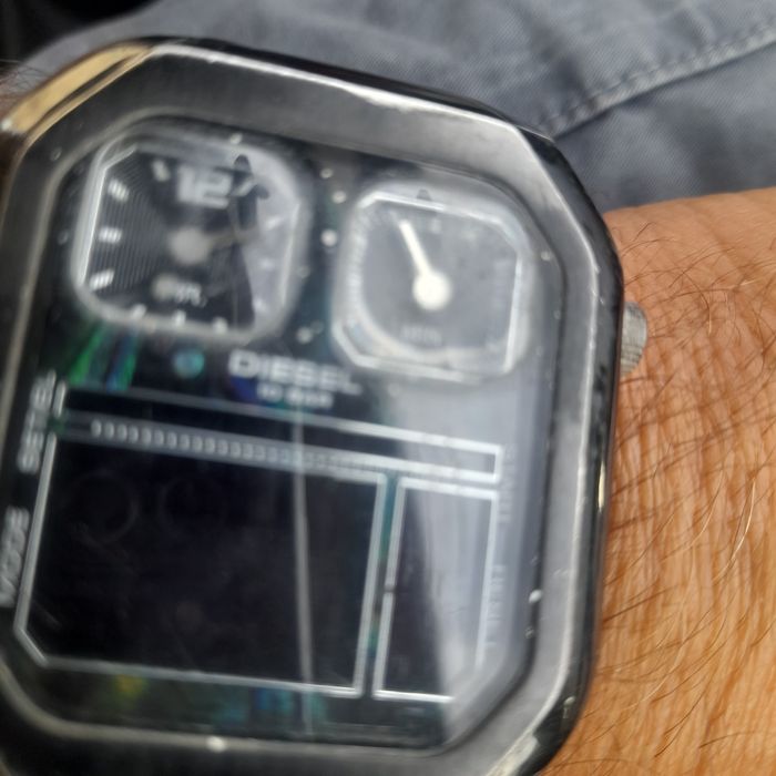 Zegarek diesel z wyczerpana bateria.