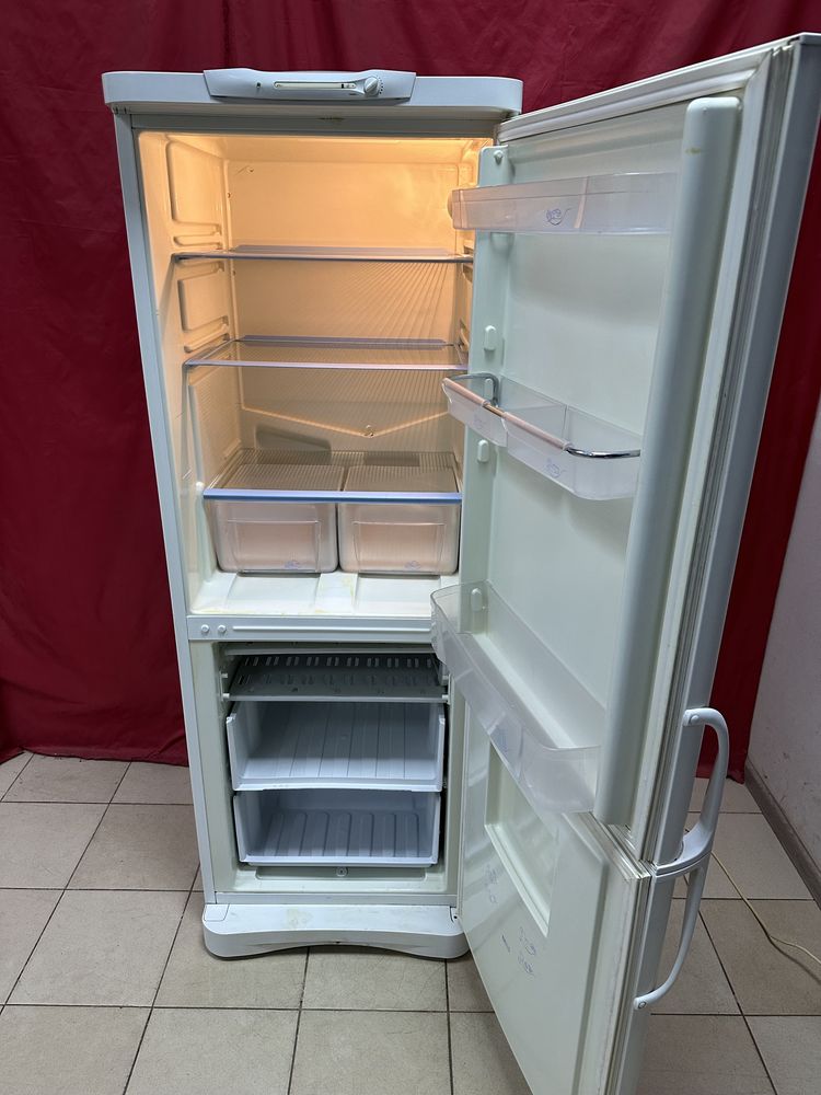 Холодильник Indesit 167 см