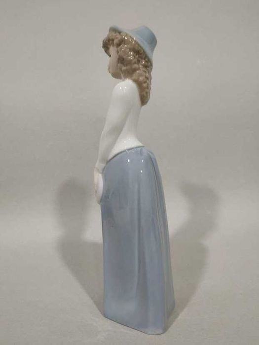 Статуэтка " Девушка в шляпке ". Nao Lladro . Испания. 24 см.