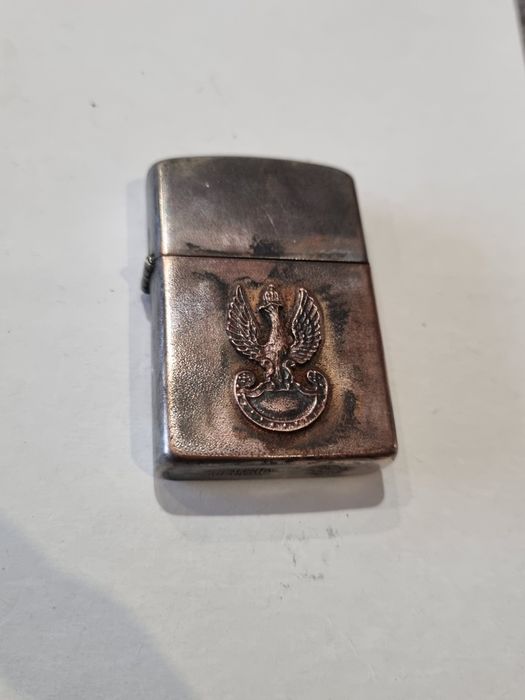 Zapalniczka z orzełkiem w koronie sygnowana