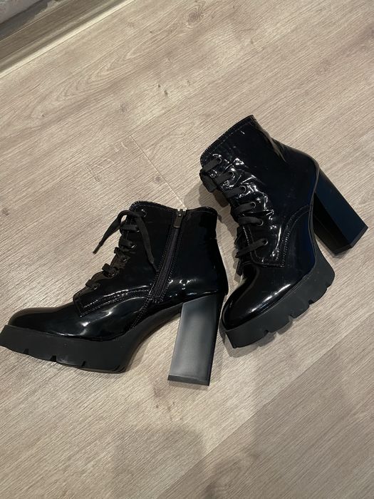 Ботильйони на каблуці шкіряні НОВІ