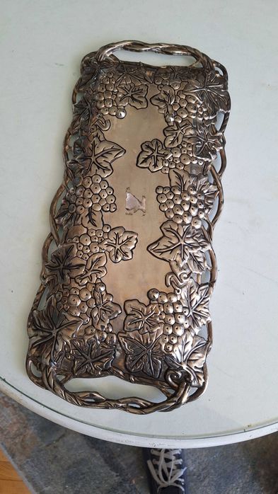 Posrebrzany plater w winogrona