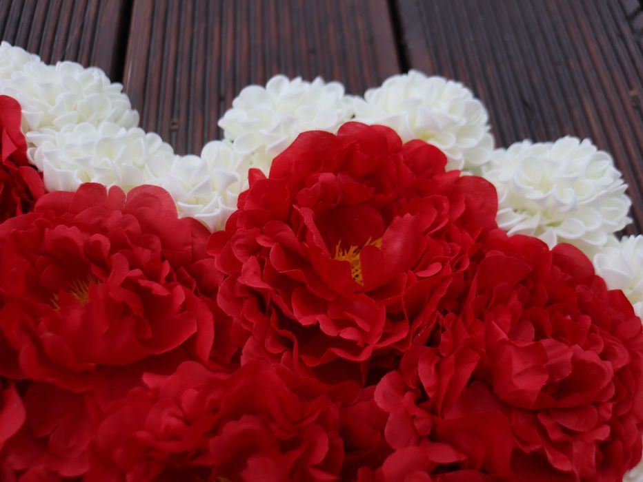 Duże serce z kwiatów na grób, wieniec, róże czerwone, białe, wiązanka