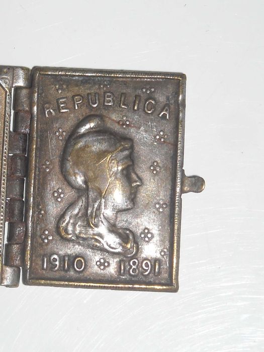 Républica -  Livro/Moldura de Pendurar